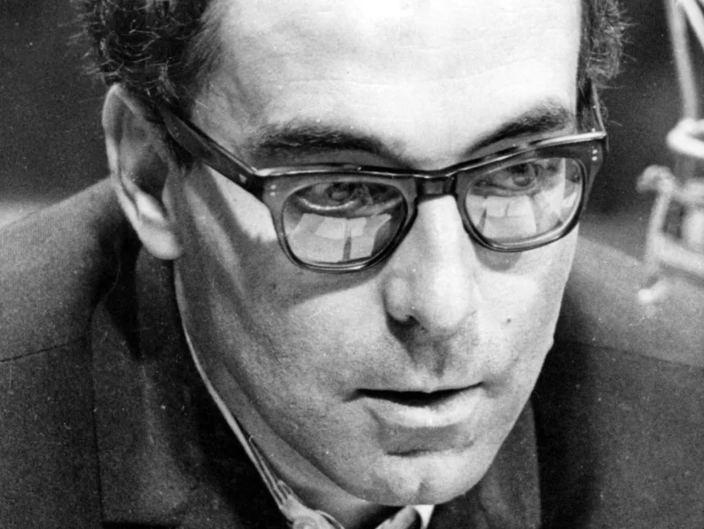 Quando il Festival di Cannes suscita scandalo. A metà degli anni '80, Jean-Luc Godard non è più un rivoluzionario del movimento studentesco, ma un regista che gode di un enorme successo commerciale. Volutamente troppo commerciale, secondo un critico belga che, nel 1985, espresso chiaramente il proprio scontento lanciandogli un pasticcino alla crema sulla testa. Jean-Luc Godard rimase impassibile, lasciando che la crema gli colasse sul viso e definendo il gesto un «omaggio all'epoca dei film muti».