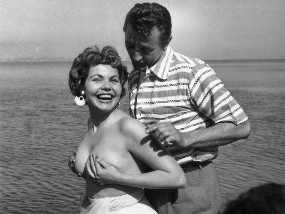 Quando il Festival di Cannes suscita scandalo. ... l'attrice inglese non ha esitato a mostrarsi a seno nudo, dando vita al primo grande scandalo di Cannes. Questo scatto ha infiammato gli animi, non solo in seguito, ma anche al momento stesso. I fotografi si pentono di non essere riusciti ad immortalare che una gamba o un braccio dell'attrice. Quanto a Simone Silva, dovette fare le valigie e lasciare Cannes poco tempo dopo.