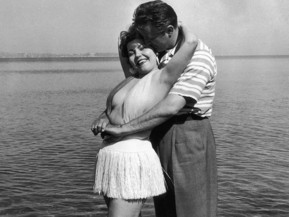 Quando il Festival di Cannes suscita scandalo. Un tale «delitto» susciterebbe, ancora oggi, molto scontento e provocherebbe l'indignazione dei custodi della virtù statunitensi. Nel 1954, lo spettacolo di un seno femminile «quasi» nudo non ha lasciato nessuno indifferente — neppure in Francia, un paese da sempre considerato molto libero. Una situazione che Simone Silva ha saputo sfruttare per aggiudicarsi il suo quarto d'ora di gloria. Durante un servizio fotografico, …