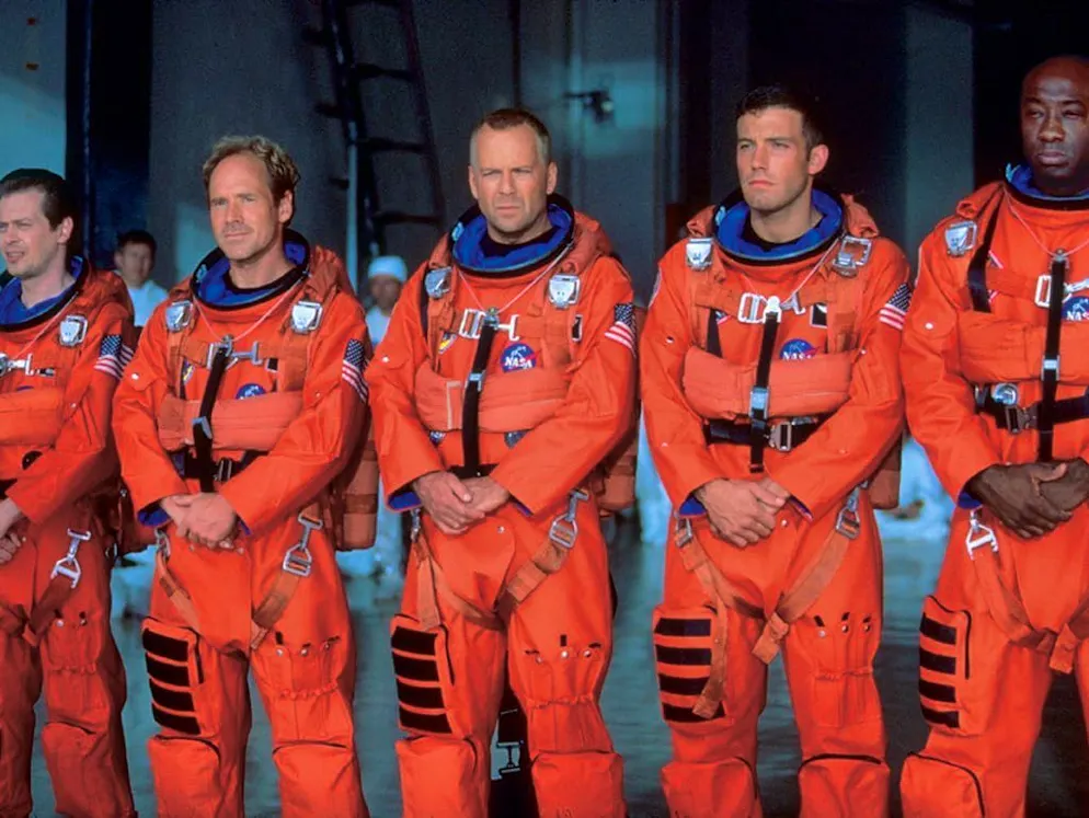 Quando il Festival di Cannes suscita scandalo. Nel ruolo di Harry S. Stamper, Bruce Willis (al centro) ha salvato la Terra dall'impatto di un meteorite. Cosa sarebbe accaduto senza di lui? Quanto a Ben Affleck (quarto da sinistra), che interpretava A.J. Frost, si impose come il nuovo beniamino di Hollywood. Nel 1998, il film catastrofico di Michael Bay «Armageddon» vece furore al botteghino, …