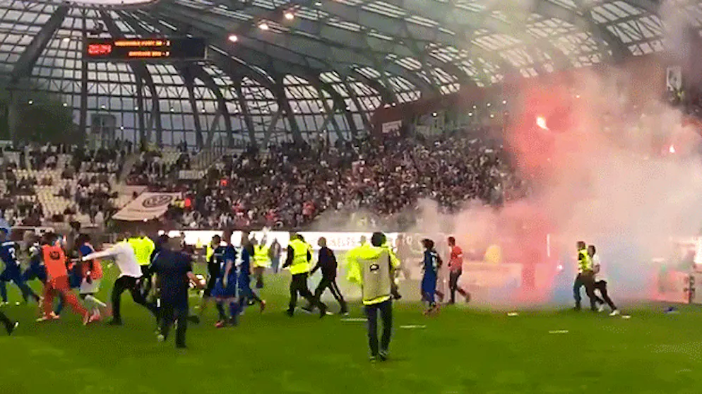 Les suppoters de Grenoble ont envahi la pelouse du Stade des Alpes