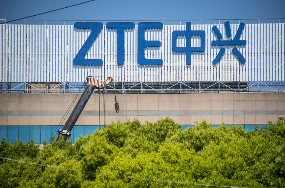 Le logo du groupe chinois ZTE photographié sur un immeuble de Shanghai le 3 mai 2018