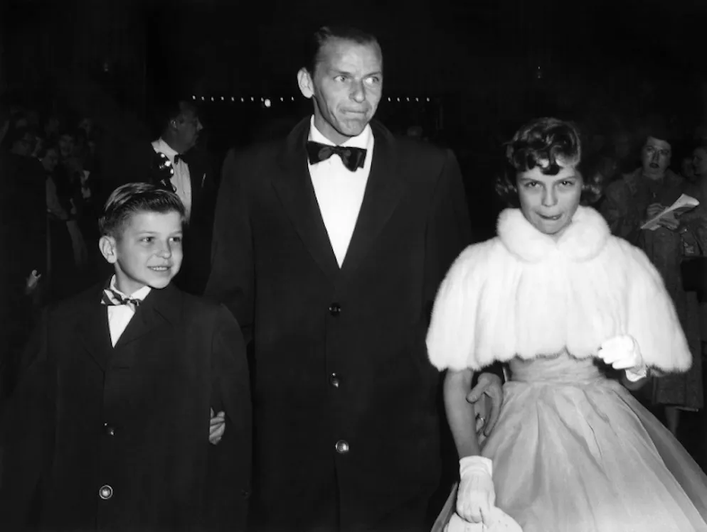 Cinq choses à savoir sur Frank Sinatra, disparu il y a 20 ans. Frank Sinatra et deux de ses enfants, Frank Jr et Nancy, le 27 mars 1954 à Hollywood.