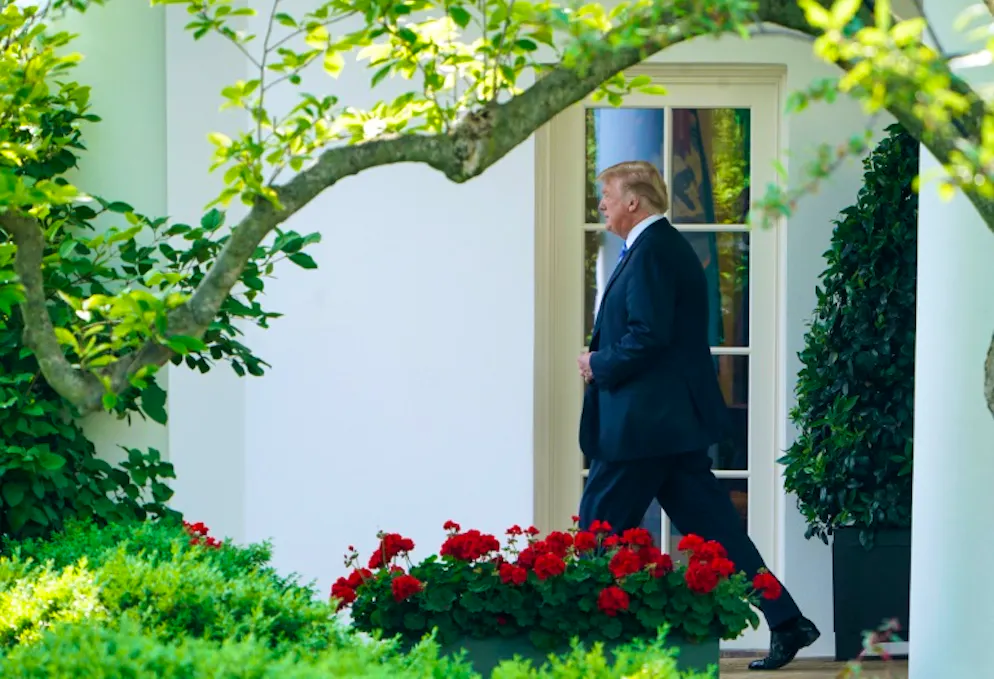 Melania Trump hospitalisée. Donald trump quittant la Maison Blanche le 14 mai 2018 pour se rendre au chevet de Melania