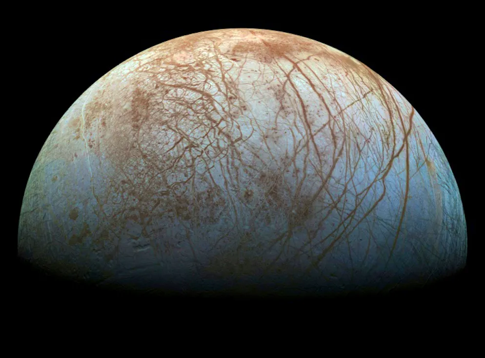 Une image colorée d'Europe, lune à la surface glacée de Jupiter, créée par la Nasa à partir des observations de la sonde américaine Galileo entre 1995 et 1998