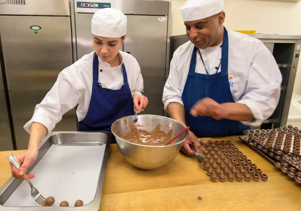 A cinq jours du mariage de Harry et Meghan, cuisine et Cotswolds. Le personnel de la cuisine du château de Windsor, photographié le 10 mai 2018, se prépare au mariage princier