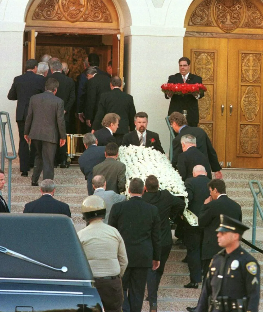 Cinq choses à savoir sur Frank Sinatra, disparu il y a 20 ans. Le cercueil de Frank Sinatra, recouvert de fleurs blanches, est porté dans l'église le jour de ses obsèques, le 19 mai 1998 à Los Angeles