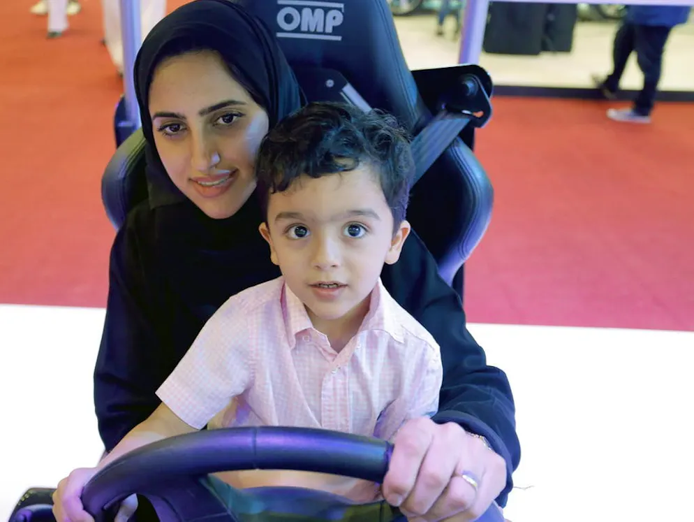 Un salon de l'auto réservé aux femmes en Arabie saoudite. Tandis que les enfants pourront seulement faire semblant de conduire de temps en temps, pour s’amuser…