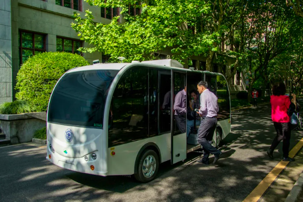 Véhicules autonomes: la France va autoriser les tests sans conducteur dès 2019. Un minibus autonome à Shanghai le 8 mai 2018