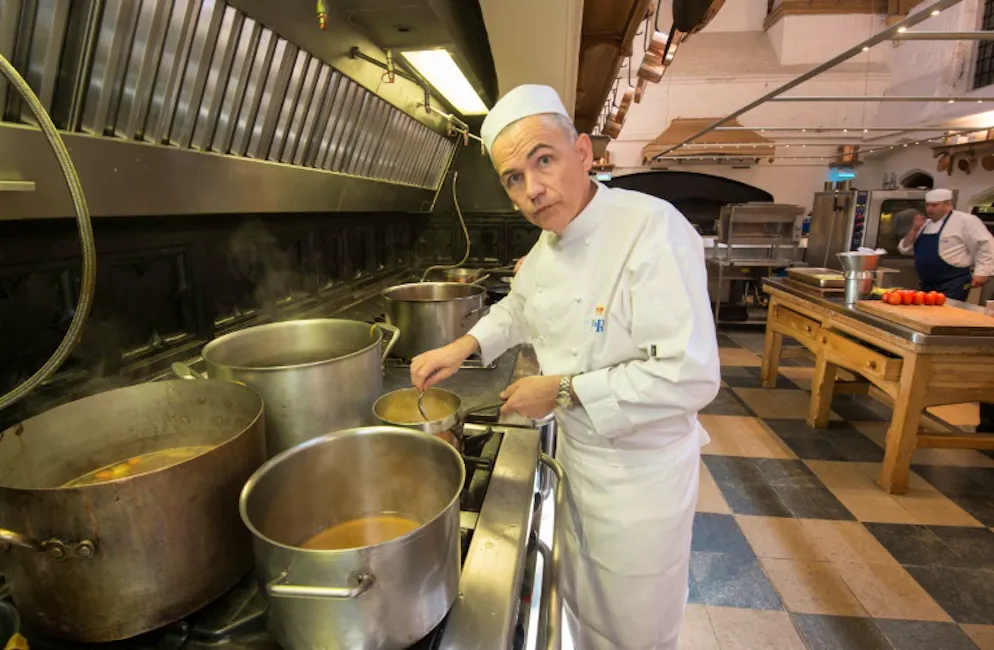 A cinq jours du mariage de Harry et Meghan, cuisine et Cotswolds. Le chef de la cuisine du château de Windsor Mark Flanagan, photographié le 10 mai 2018, se prépare au mariage princier