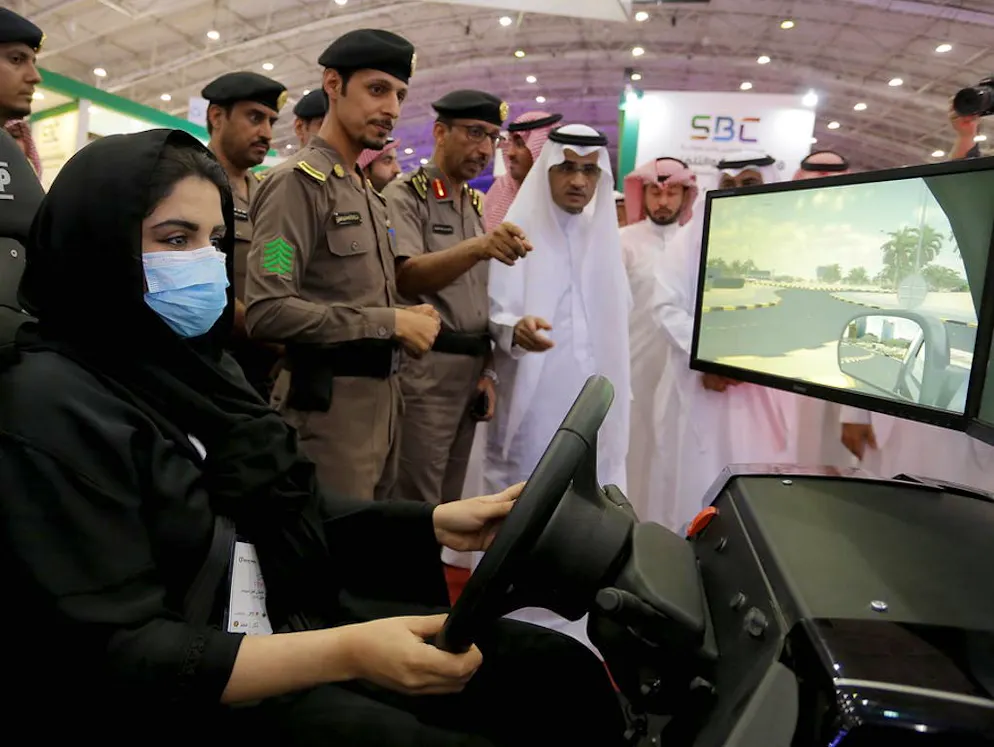 Un salon de l'auto réservé aux femmes en Arabie saoudite. … et doit donc s'ouvrir au niveau social.