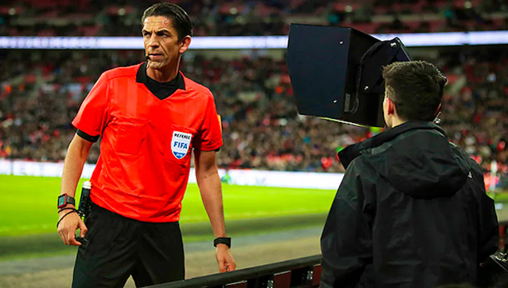 L'arbitre allemand Deniz Aytekin consulte la vidéo lors d'un match amical entre l'Angleterre et l'Italie.