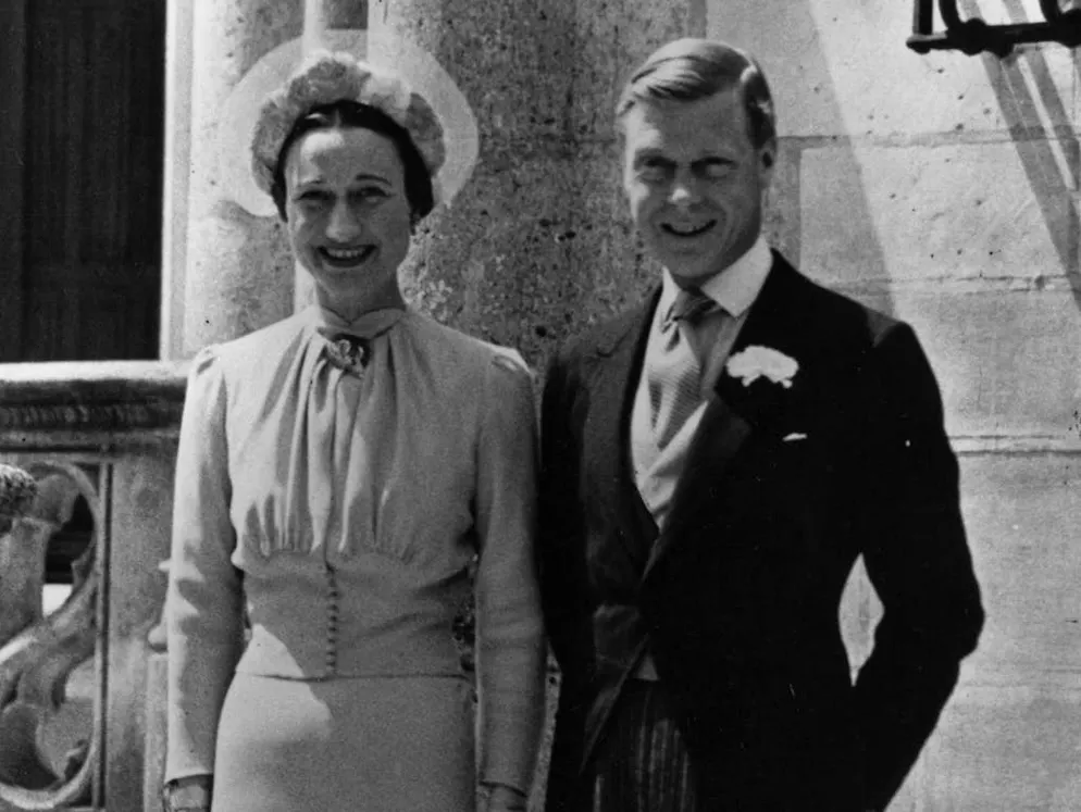 Meghan Markle, duchesse de Sussex?. Le titre de duc de Windsor ne devrait lui non plus pas être retenu, le dernier duc en date, l'oncle de la reine, ayant été à l'origine de plusieurs scandales: ainsi, le roi Édouard VIII a abdiqué en 1936 pour pouvoir épouser l'Américaine divorcée Wallis Simpson et est connu pour avoir sympathisé avec les nazis.