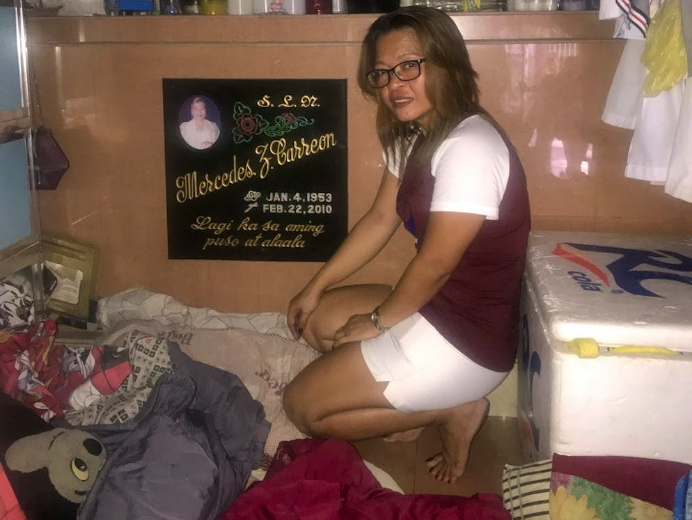A Manille, des milliers de personnes vivent dans un cimetière. Au sein du cimetière nord de Manille, la Philippine Mercy Silva est assise sur la tombe de sa mère. Elle a installé sa couchette juste devant.