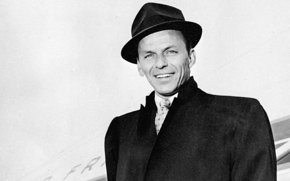 Cinq choses à savoir sur Frank Sinatra, disparu il y a 20 ans. Frank Sinatra à sa descente d'avion à Orly (région parisienne), en avril 1968