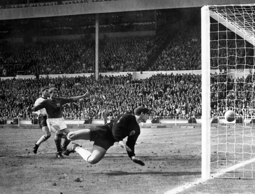 Les 10 erreurs historiques du football. On ne saura jamais: Geoffrey Hurst (Angleterre) marque en finale de la Coupe du monde 1966 à Wembley face à la RFA. Après avoir heurté la transversale, le ballon rebondit sur, ou devant, ou derrière la ligne de but.