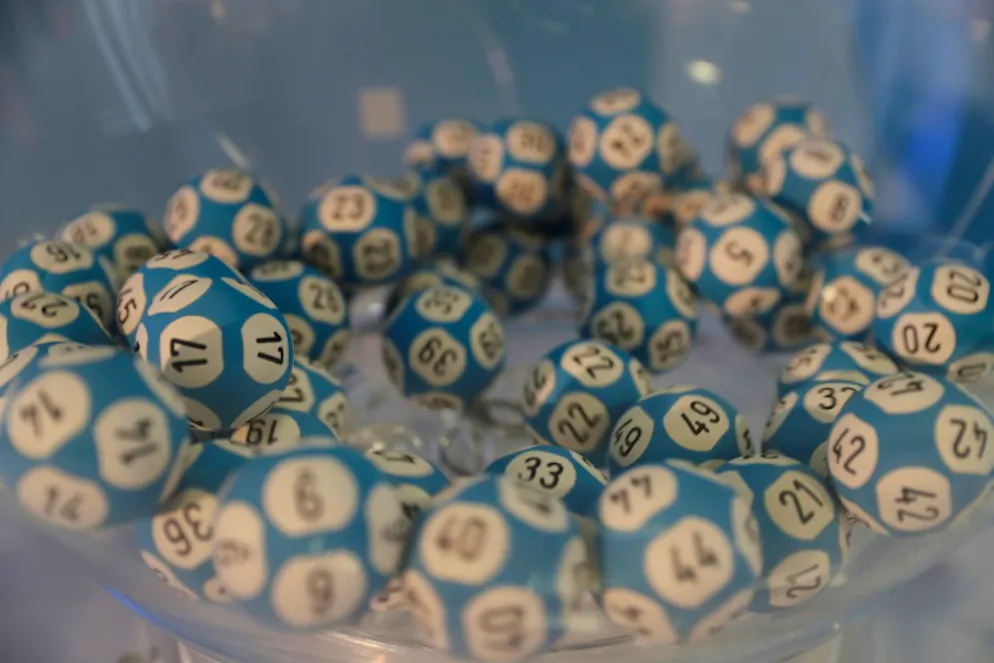 A peine avait-il fini de fêter sa victoire à la loterie cinq jours plus tôt qu'un Australien a dû remettre ça, en apprenant qu'il avait touché le jackpot pour la seconde fois en moins d'une semaine