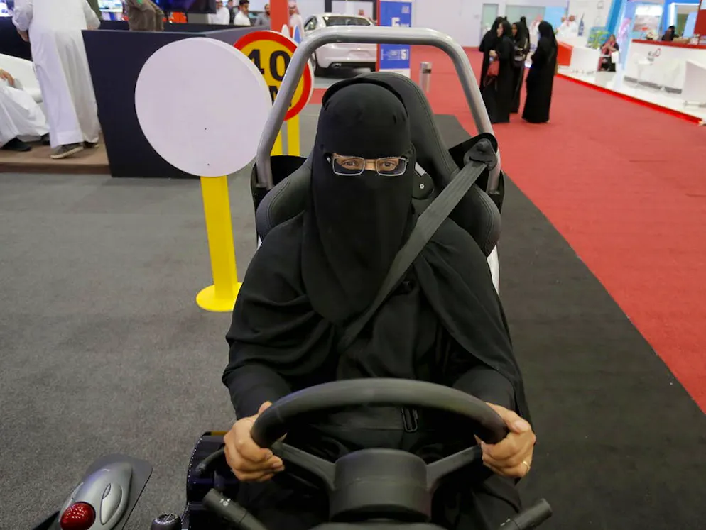 Un salon de l'auto réservé aux femmes en Arabie saoudite. ... en niqab...
