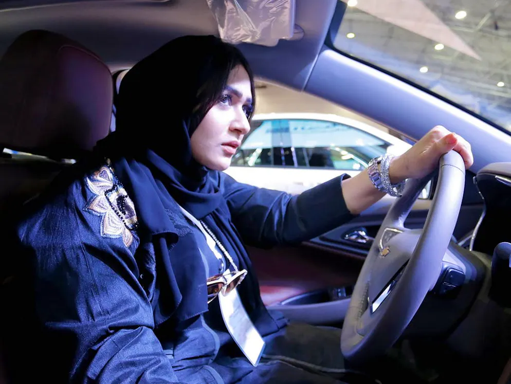 Un salon de l'auto réservé aux femmes en Arabie saoudite. Le roi Salmane ben Abdelaziz Al Saoud (82 ans) a promulgué un décret autorisant les femmes saoudiennes à prendre le volant.