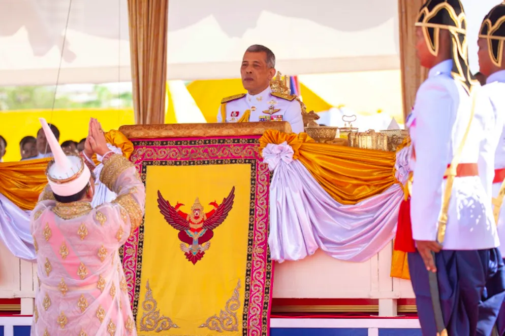Thaïlande: les bœufs royaux prédisent de meilleures relations à l'international. Le roi thaïlandais Maha Vajiralongkorn préside une cérémonie avec des boeufs royaux q pour prédire l'année qui commencent à Bangkok, le 14 mai 2018
