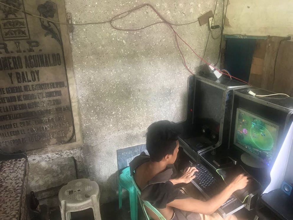 A Manille, des milliers de personnes vivent dans un cimetière. Dans un des caveaux du cimetière, il est même possible de jouer aux jeux vidéo.