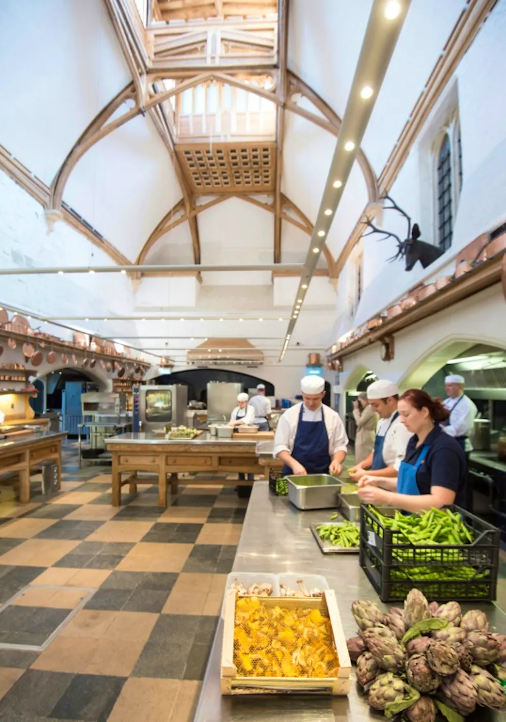 A cinq jours du mariage de Harry et Meghan, cuisine et Cotswolds. Le personnel de la cuisine du château de Windsor, photographié le 10 mai 2018, se prépare au mariage princier