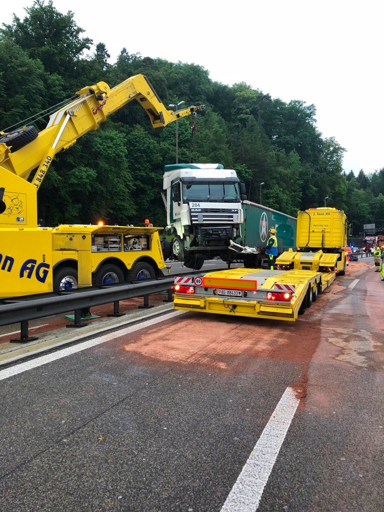 Lastwagen Durchbricht Leitplanke Auf A1