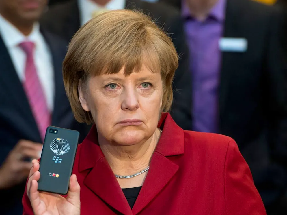 Les Smartphones des puissants: qu'utilisent Poutine, Trump et Co.?. Le Smartphone d'Angela Merkel, la chancelière allemande, s'est métamorphosé en objet politique dans le sillage de l'affaire d'espionnage de la NSA en 2013. En effet, l'agence américaine l'avait mis sur écoute. Désormais, Angela Merkel utilise un Blackberry, à l'instar des tous derniers partisans de modèle.