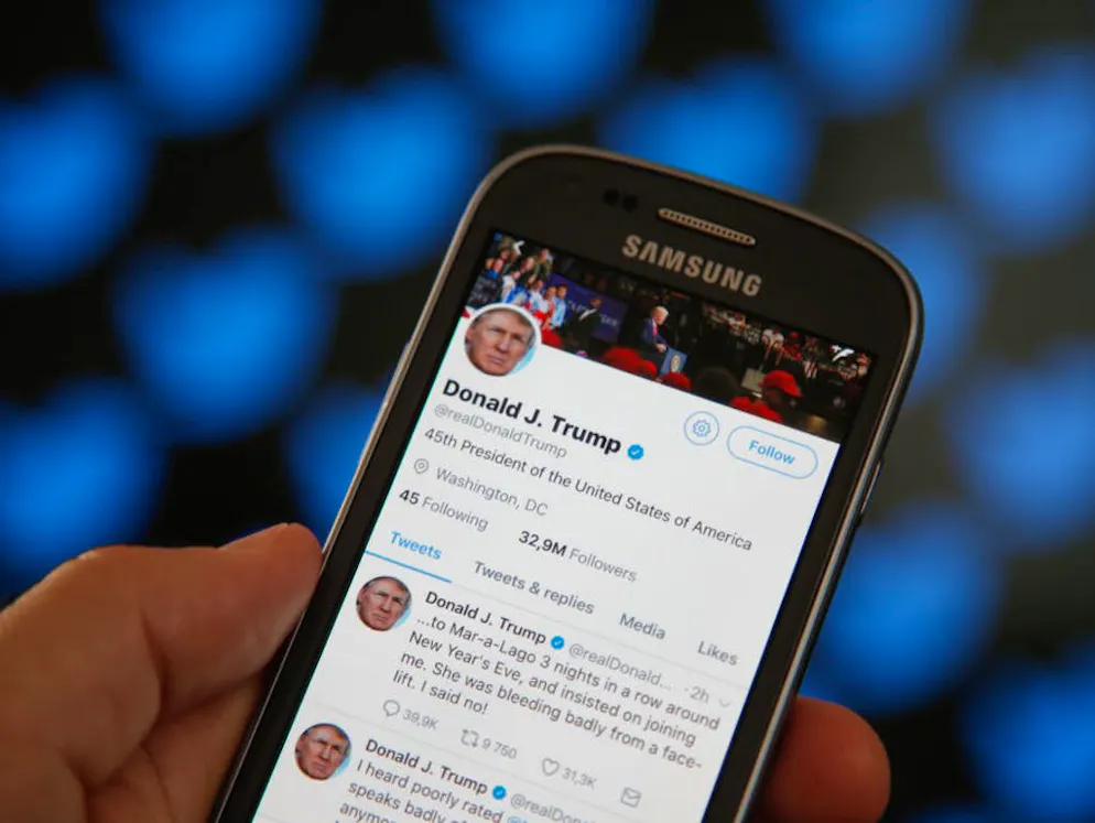 Les Smartphones des puissants: qu'utilisent Poutine, Trump et Co.?. Auparavant, Donald Trump était un aficionado de Samsung et a longtemps utilisé un Galaxy S3. Entre-temps, sous la pression de son état-major, il est passé à l'iPhone, sur lequel il ne s'adonne qu'à une activité: Twitter.