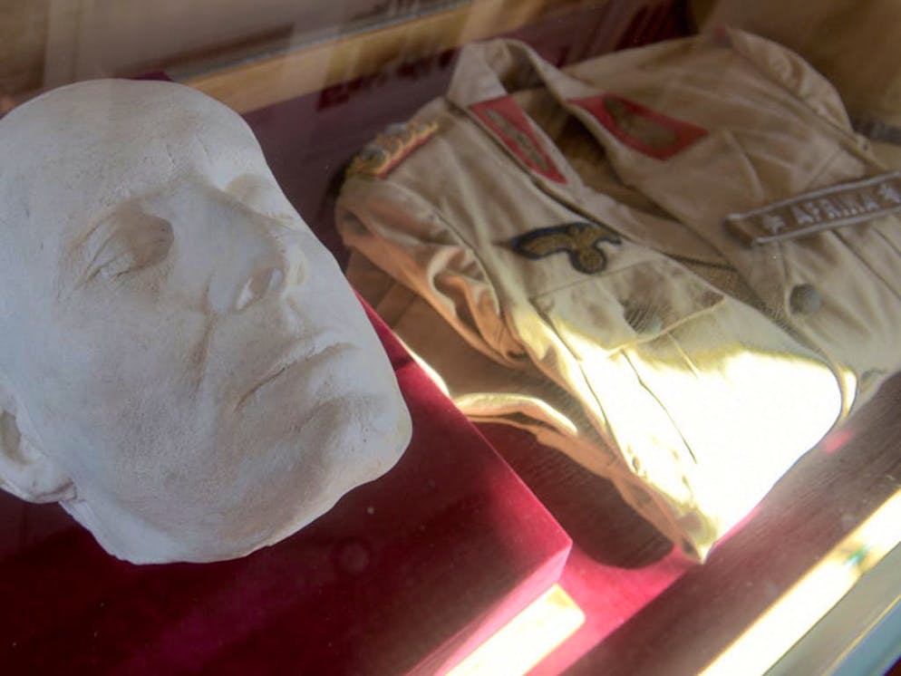 Rommel, la «Volpe del deserto». A Herrlingen, l'esposizione consarata al feld-maresciallo, la stele commemorativa e la tomba di Rommel sono oggi visitate quasi più da stranieri che da tedeschi, come riferisce Karlo Hafner, appassionato di storia e ex dirigente scolastico. Si tratta principalmente di americani, francesi e britannici, ma anche di cinesi. «Cerchiamo di mostrare al contempo il lato luminoso e quello buio di Rommel».