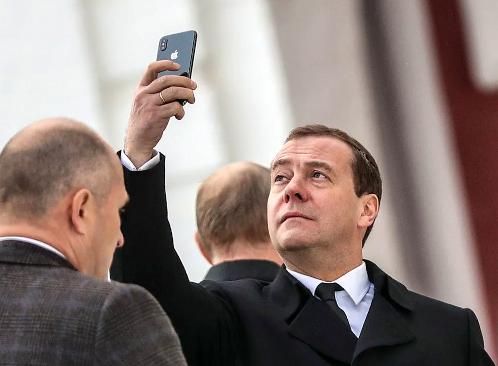 Les Smartphones des puissants: qu'utilisent Poutine, Trump et Co.?. Toujours à jour: Dimitri Medvedev apparaît toujours dans les médias équipé du dernier modèle d'iPhone.