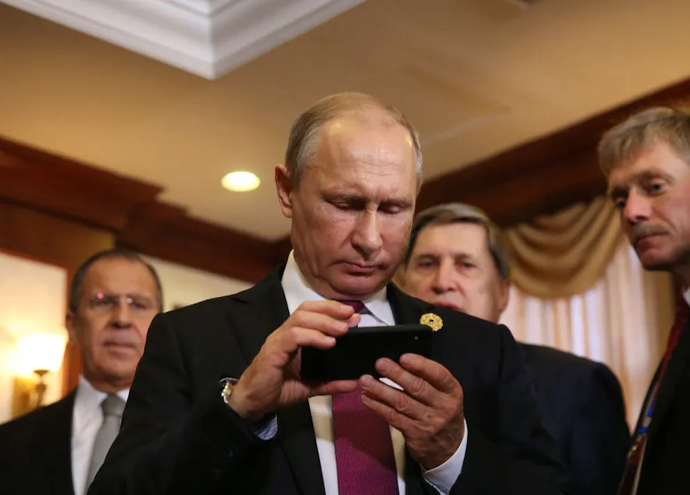 Les Smartphones des puissants: qu'utilisent Poutine, Trump et Co.?. Matthias Warnig, un des proches amis du président de la Russie, ici photographié entre l'ex-chancelier Gerhard Schröder et le Premier ministre russe Dimitri Medvedev, stipule que Vladimir Poutine n'utilise pas de téléphone. Toutefois, de nombreuses photos montrent le chef du Kremlin iPhone en main.