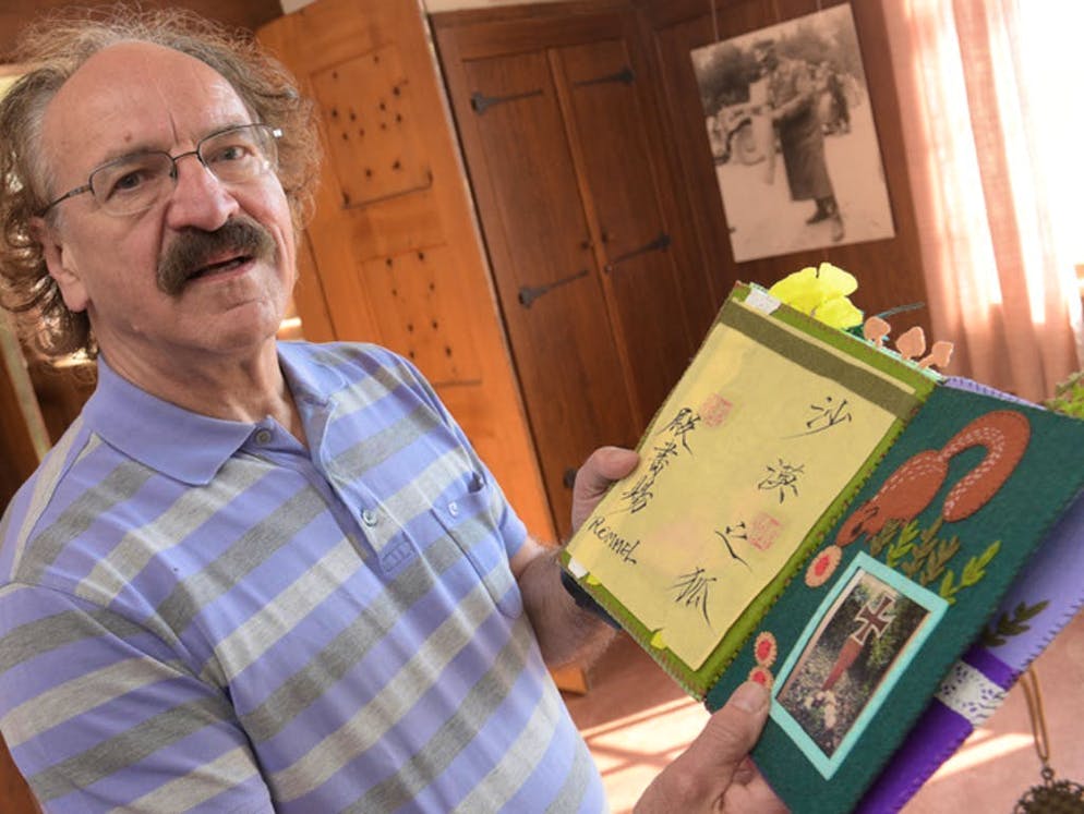 Rommel, la «Volpe del deserto». Nel museo, Hafner (nella foto con in mano una brochure) propone ai visitatori un gioco di ruolo che permette di rivelare il meglio e il peggio del personaggio. Gli piace proporre di partecipare soprattutto ai soldati della Bundeswehr: ciascuno prende una carta con una definizione («eroe nazionale», «ardito», «fascista», «criminale di guerra», «eroe nazista» o «resistente») e sono invitati ad esprimersi in un dibattito.