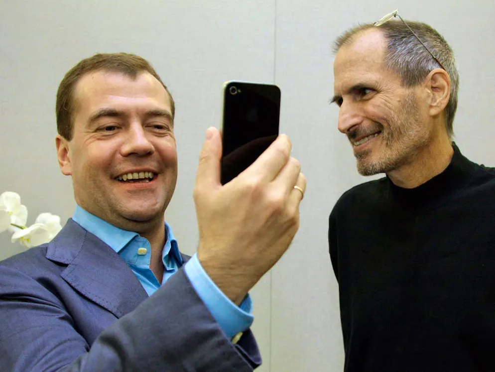 Tandis que Vladimir Poutine ne s'affiche que rarement avec un appareil en main, c'est un secret de polichinelle que son Premier ministre, Dimitri Medvedev, est un aficionado de l'iPhone.