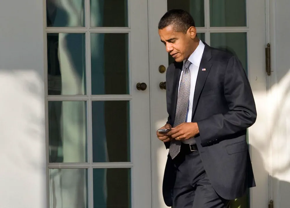 Les Smartphones des puissants: qu'utilisent Poutine, Trump et Co.?. Barack Obama fut le premier président américain à faire usage d'un Smartphone. Il avait une relation amour-haine avec son Blackberry modifié, qu'il qualifiait de «jouet d'enfant». Vers la fin de son mandat, d'autres modèles furent mis sur le banc d'essai, tels que des appareils Samsung ou Apple.