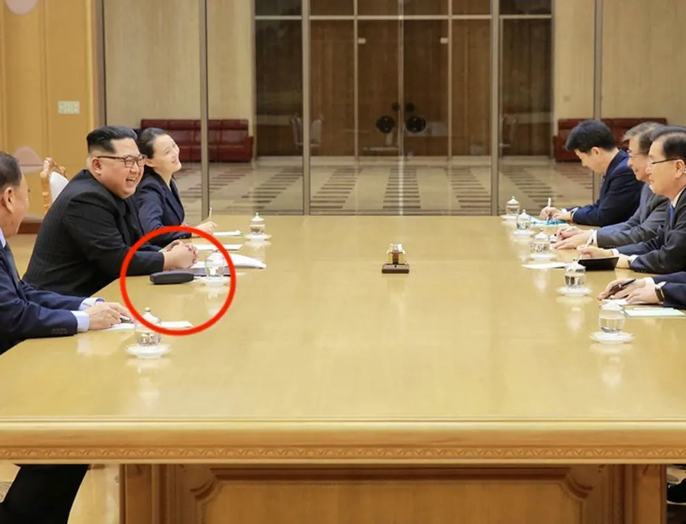 Les Smartphones des puissants: qu'utilisent Poutine, Trump et Co.?. Lors des négociations avec les représentants de la Corée du Sud, un étrange appareil ressemblant à un Smartphone trônait sur la table du dictateur Kim Jong-Un. Impossible d'établir exactement le type d'appareil... En fin de compte, il s'agit peut-être tout simplement d'un étui à lunettes.