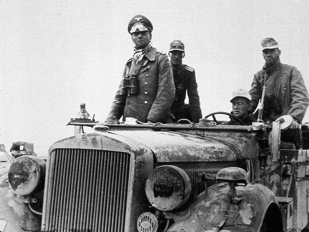 Rommel, la «Volpe del deserto». Il feld-maresciallo Erwin Rommel (1891-1944) a bordo della sua Horch 901 in Africa del Nord. I nazisti fecero della «Volpe del deserto» una leggenda.