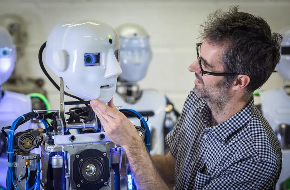 Est-ce l'avenir? Cette usine produit des robots humanoïdes. Après le succès du RoboThespian (en photo) et du SociBot, vendus à des institutions de recherche et des parcs d’attractions, un nouveau modèle a été développé.