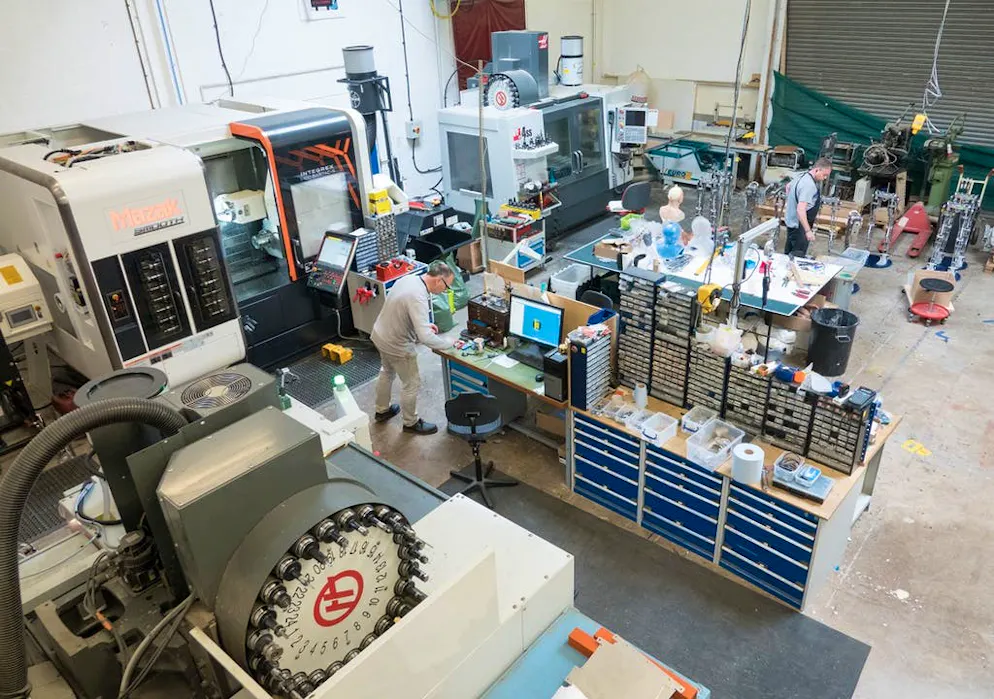 Est-ce l'avenir? Cette usine produit des robots humanoïdes. C’est ici que les humanoïdes sont développés. Ils sont utilisés dans des domaines aussi variés que le divertissement, l’information, l’éducation et la recherche.