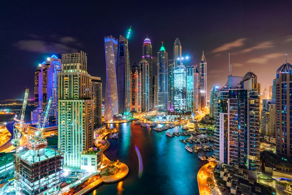 Es ist nicht alles Fortschritt, was glänzt: Nachdem Dubai in den letzten 20 Jahren förmlich explodiert ist, überlegt sich das Emirat jetzt, wie es seine Zukunft nach dem Ölboom gestalten soll. Dabei erprobt die Stadt in der Wüste einige interessante Technologien.