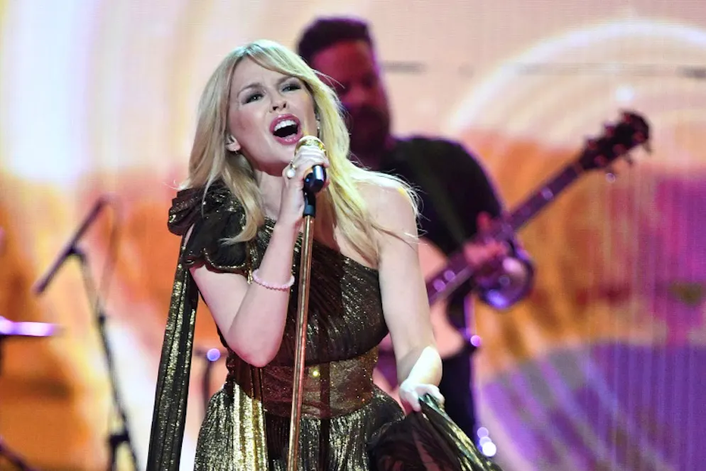 La chanteuse australienne Kylie Minogue chante pour la reine d'Angleterre au Royal Albert Hall en avril 2018
