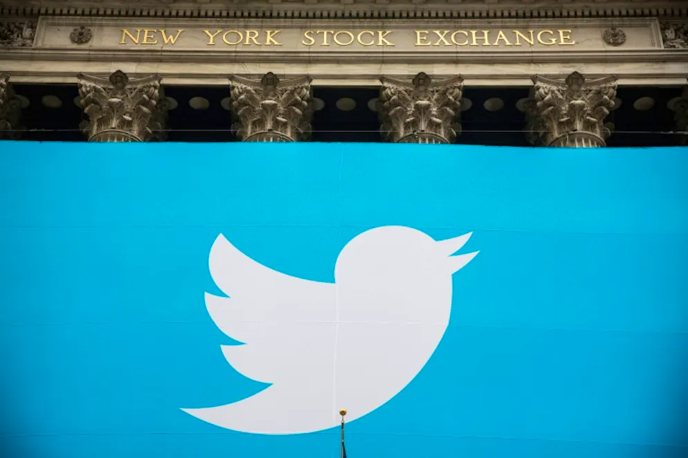 Le logo de Twitter installé à New York, le 7 novembre 2013