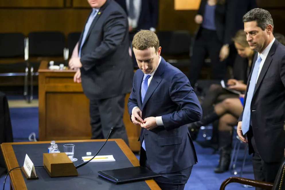 Facebook: Zuckerberg accepte de rencontrer des eurodéputés, mais à huis clos. MarkZuckerberg, ici au Sénat américain le 10 avril 2018, avait témoigné pendant dix heures devant les élus américains le mois dernier