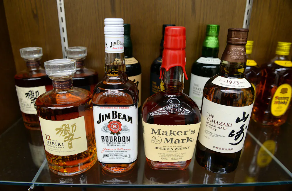 Le géant japonais des boissons Suntory Holdings va suspendre la livraison de deux de ses whiskies vedette, le Hibiki 17 ans d'âge et le Hakushu 12 ans d'âge