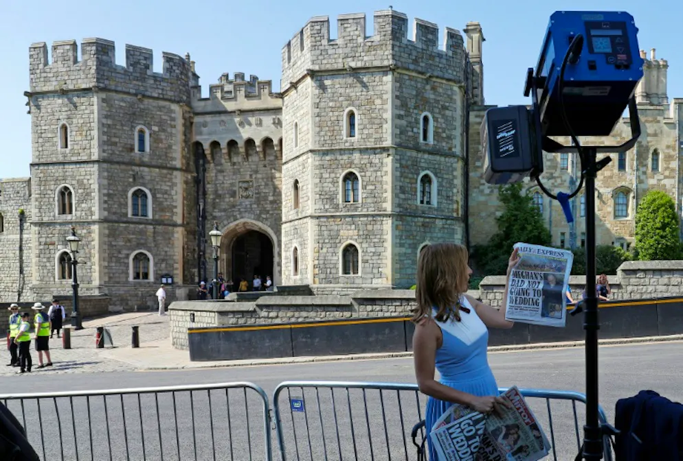 Mariage royal: le père de Meghan confirme son absence pour raisons médicales. Une journaliste de télévision américaine parle en direct devant le château de Windsor, le 15 mai 2018
