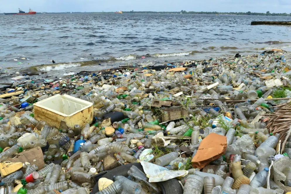 Océans: Tara appelle à des JO de Tokyo-2020 sans plastique. Des déchets sur une plage près du port d'Abidjan, en côte d'Ivoire, le 5 août 2015