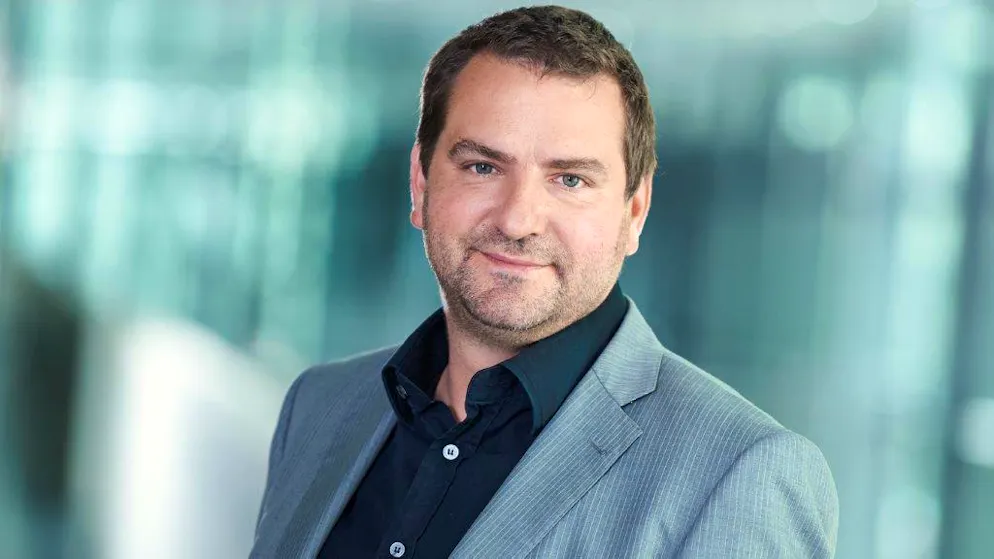 Michael In Albon est délégué à la protection de la jeunesse dans les médias et expert en compétence médias chez Swisscom. Il écrit régulièrement des articles sur le thème de l’apprentissage des médias. Il est marié et père de deux fils.