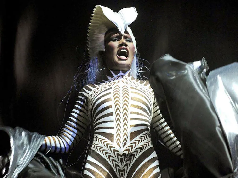 Grace Jones. Cependant, elle n'est plus attirée par les podiums.