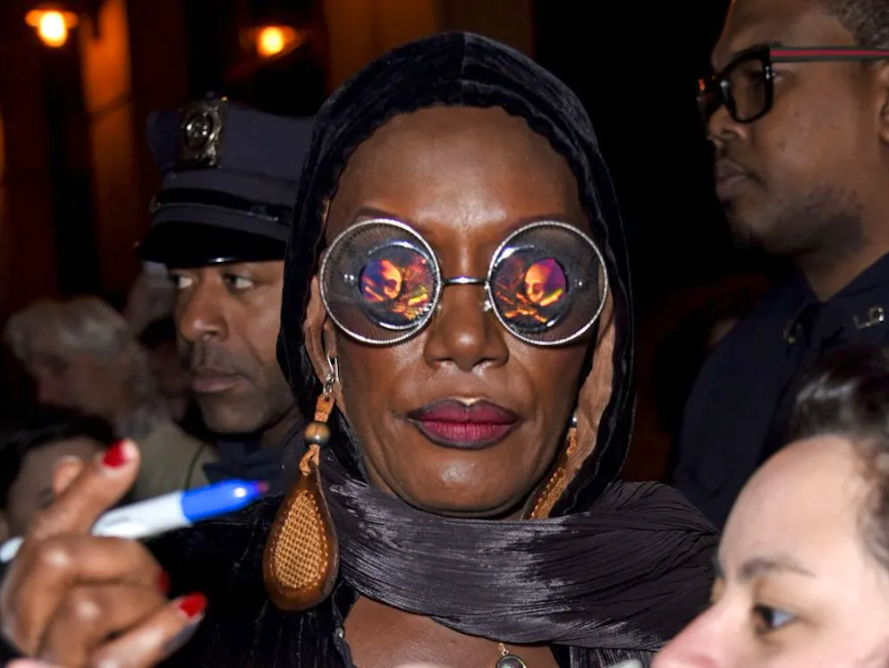 Grace Jones. Mais elle cultive toujours son mystère. On dit dans le métier qu'elle n'est disponible pour des interviews ou des apparitions qu'après la tombée de la nuit.
