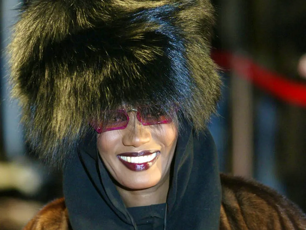 Grace Jones. Jones ne cache pas ses défauts: «Je déteste les gens qui cachent des choses. Personne n'est parfait, nous avons tous fait des choses dont on n'est pas fier, mais je n'ai aucun problème à parler de mes erreurs.»